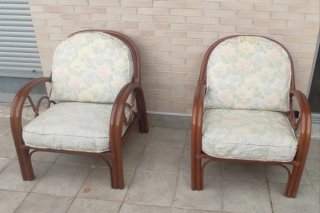 2 Sillones de caña con cojines de plumón.