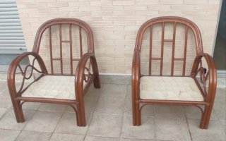 2 Sillones de caña con cojines de plumón.