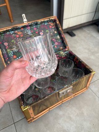 Baúl vintage con cristalería