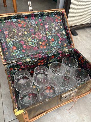 Baúl vintage con cristalería