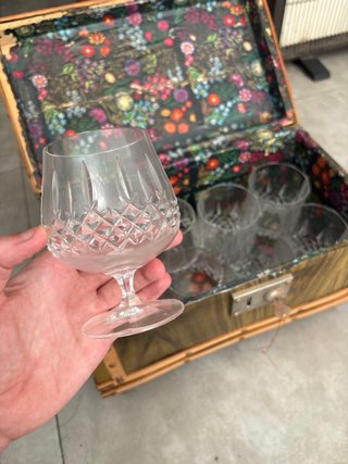 Baúl vintage con cristalería