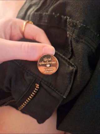 Pantalón pitillo tiro bajo negro