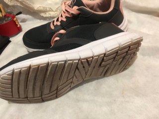 Zapatillas deportivas negras y rosas