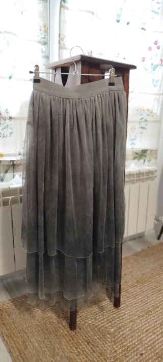Falda larga tul gris degradé.