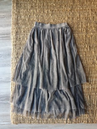 Falda larga tul gris degradé.