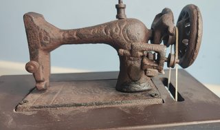 Máquina de Coser Antigua Miniatura (Réplica)