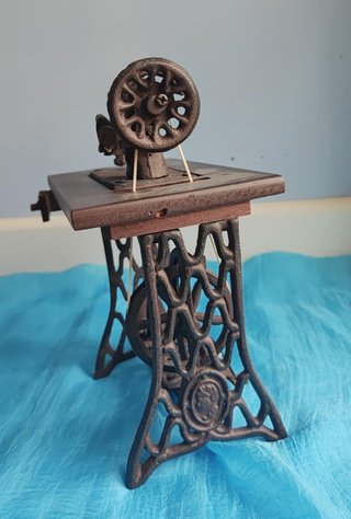 Máquina de Coser Antigua Miniatura (Réplica)