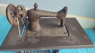 Máquina de Coser Antigua Miniatura (Réplica)