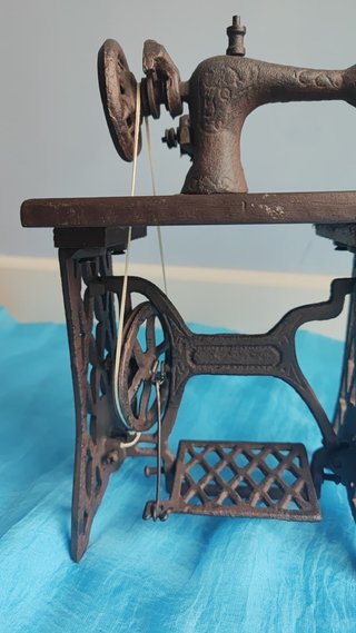 Máquina de Coser Antigua Miniatura (Réplica)