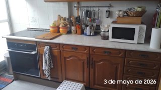 Cocina rústica madera y frigorífico amarillo