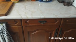 Cocina rústica madera y frigorífico amarillo