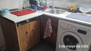 Cocina rústica madera y frigorífico amarillo