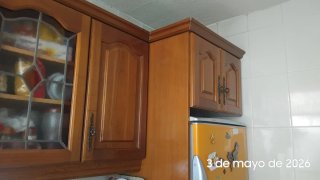Cocina rústica madera y frigorífico amarillo