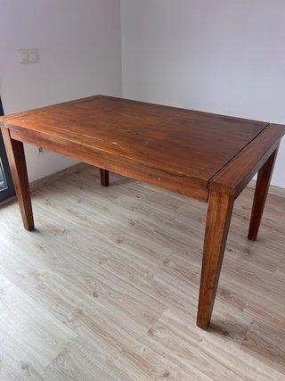 Mesa de comedor de madera