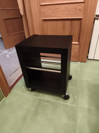 Mesa auxiliar negra con ruedas Ikea.