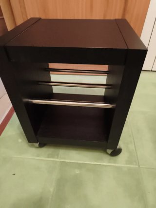Mesa auxiliar negra con ruedas Ikea.