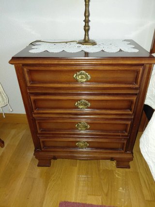 3 Mesitas de noche de madera.