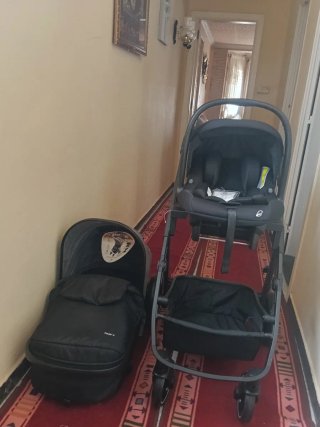 Carrito de bebé y capazo negro