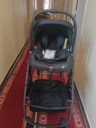 Carrito de bebé y capazo negro