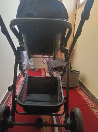 Carrito de bebé y capazo negro