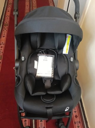 Carrito de bebé y capazo negro