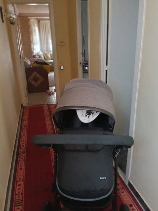 Carrito de bebé y capazo negro