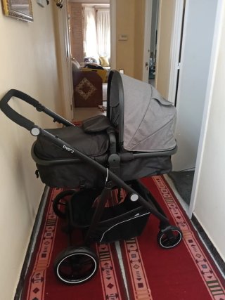 Carrito de bebé y capazo negro