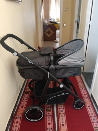 Carrito de bebé y capazo negro