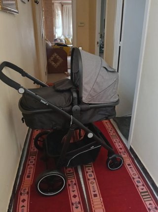 Carrito de bebé y capazo negro