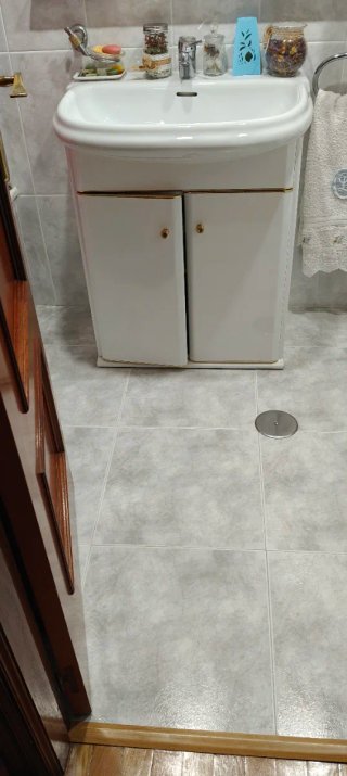 Muebles de baño beige y blanco