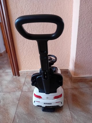 Cochecito infantil blanco con empujador