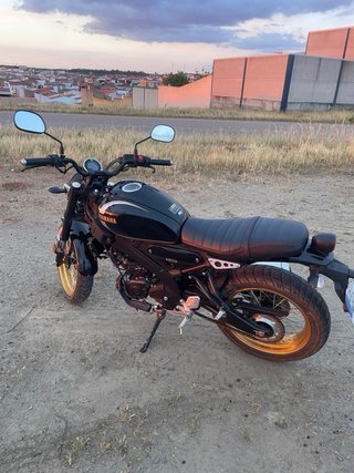 Yamaha XSR 125 Negra y Dorada