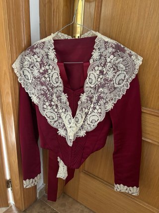 Traje de Fallera Beige y Rojo