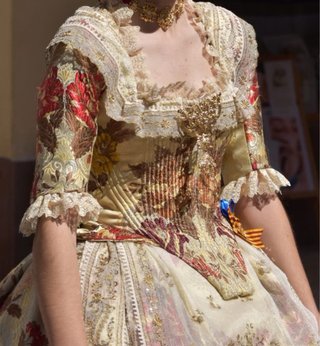 Traje de Fallera Beige y Rojo