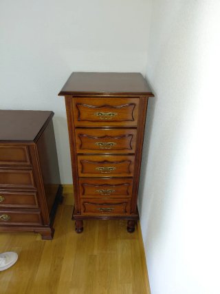 Cómoda alta de madera