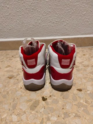 Sneakers Jordan 11 Bianche e Rosse
