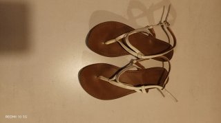 Sandálias de pele castanhas e brancas