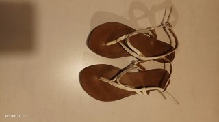Sandálias de pele castanhas e brancas