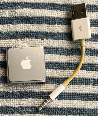 iPod Shuffle 4ª Gen Plata + Cable