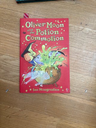 Libro Oliver Moon and the potion commotion