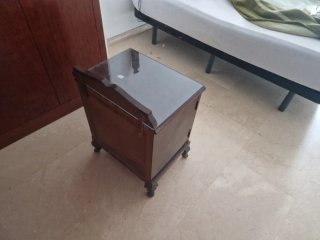 Mesita de noche antigua de madera y cristal