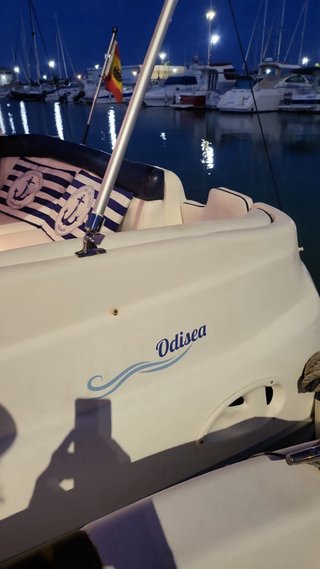 Barco Lancha cabinada para navegar sin PER
