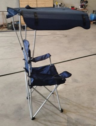 Silla de camping azul con parasol