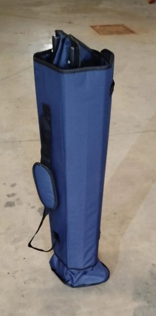 Silla de camping azul con parasol