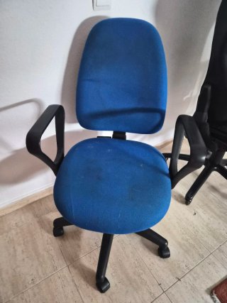 Silla de oficina azul y negra