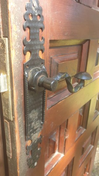 Puerta doble madera castellana antigua