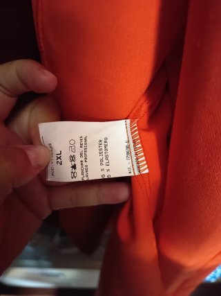 Vestido naranja fiesta elegante.