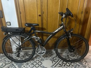 Carrito de bebé gris, corral y bicicleta