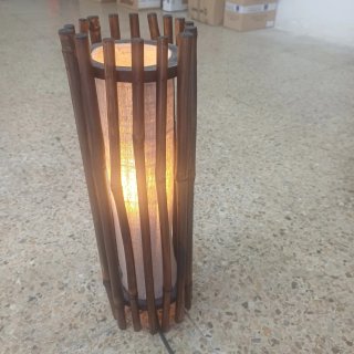 Lampada da terra in bambù e tessuto