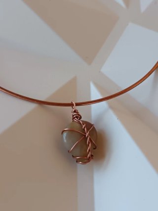 Gargantilla cobre con colgante piedra